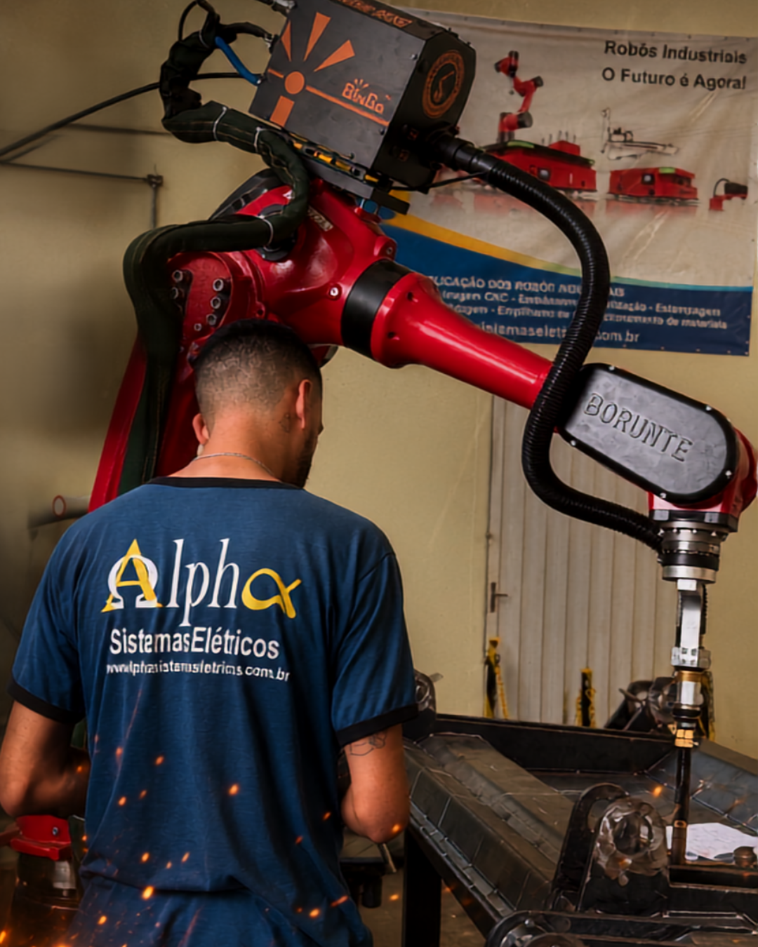 Aluno operando robô industrial com teach pendant